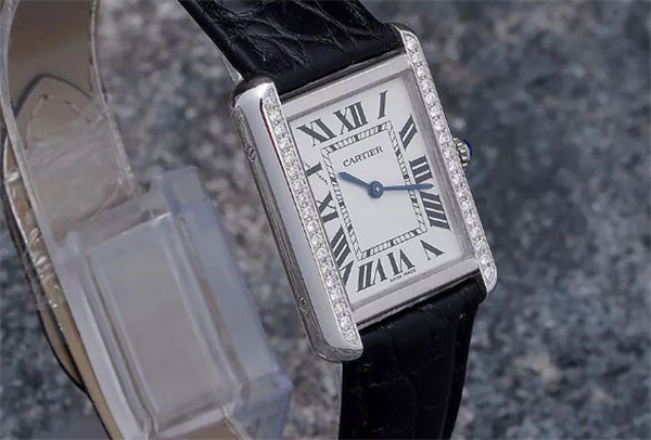 卡地亚手表进水了处理技巧(图) 卡地亚手表进水了处理技巧(图)